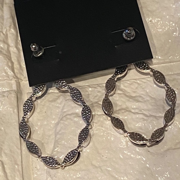 Deb Dangle Fashion Earrings Black White - Picture 4 of 6